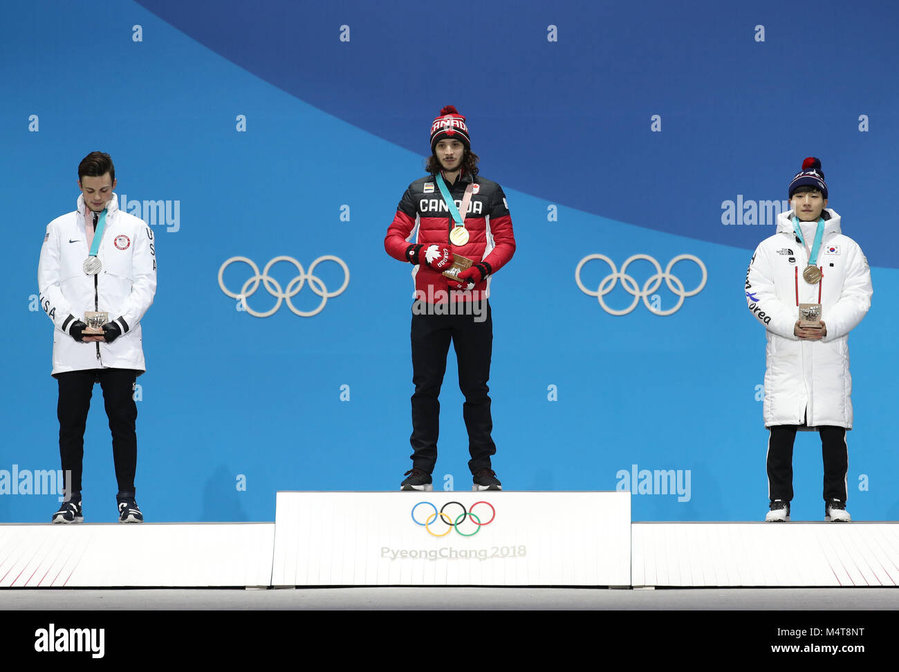 Pyeongchang, PyeongChang. Feb 18, 2018. Médaillé d'or Samule Girard du Canada (C), médaillé d'argent John-Henry Krueger, des États-Unis (L) et de bronze Seo Yira de Corée du Sud de poser pour des photos au cours d'une cérémonie de remise de médailles de men's 1000m de patinage de vitesse courte piste au Jeux Olympiques d'hiver de PyeongChang 2018 Médaille au Plaza, PyeongChang, le 18 février 2018. Crédit : Li Gang/Xinhua/Alamy Live News Banque D'Images