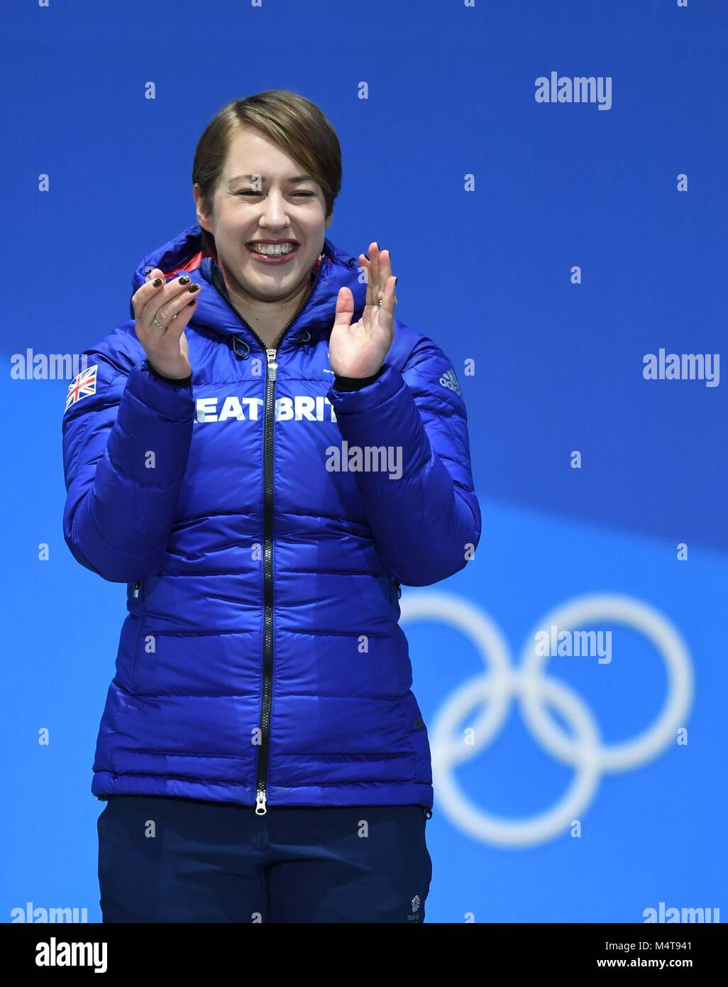 Womens squelette. Lizzy Yarnold (GBR) célèbre comme elle s'accumule sur le podium. Cérémonies de remise des médailles. Pyeongchang Olympic Plaza. Jeux Olympiques d'hiver de Pyeongchang 2018. Alpensia. République de Corée. 18/02/2018. Credit : Sport en images/Alamy Live News Banque D'Images