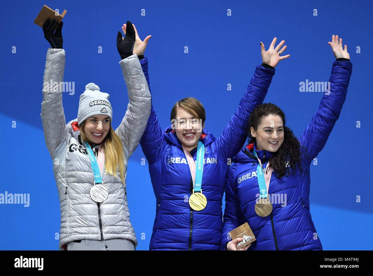 Womens squelette. (L à r) Jacqueline Loelling (GER, argent), Lizzy Yarnold (GBR, or) et Laura Deas (GBR, bronze). Cérémonies de remise des médailles. Pyeongchang Olympic Plaza. Jeux Olympiques d'hiver de Pyeongchang 2018. Alpensia. République de Corée. 18/02/2018. Credit : Sport en images/Alamy Live News Banque D'Images