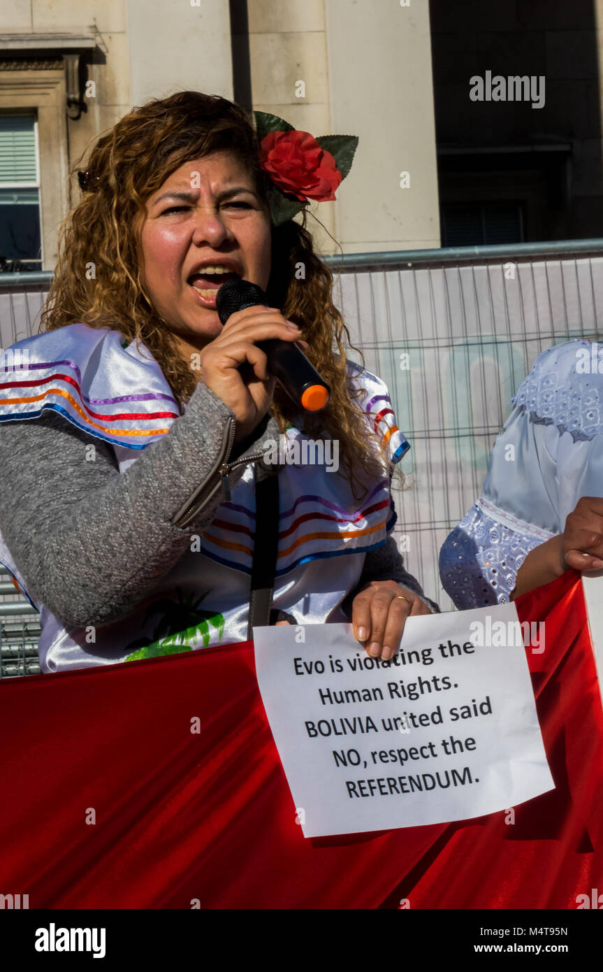 Février 17, 2018 - Londres, Royaume-Uni. 17 février 2018. Les boliviens à Trafalgar Square de protestation contre le président Evo Morales, qui a remporté un appel de la Cour suprême qui lui permettra de se présenter pour un quatrième mandat en 2019 après un référendum le 21 février 2016 avaient voté contre le changement constitutionnel. Le gouvernement a fait valoir qu'il avait perdue en raison d'une campagne diffamatoire illégale contre Morales qui est le premier chef autochtone, en fonction depuis 2006, et dit qu'il a besoin de plus de temps au pouvoir afin de consolider le programme de son parti de réformes sociales. Les manifestants l'accuser de vouloir être un d Banque D'Images