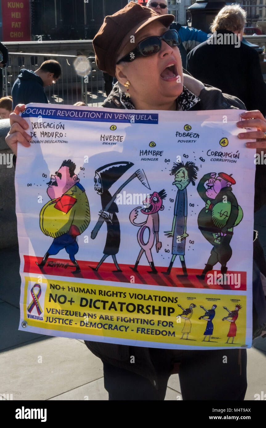 Février 17, 2018 - Londres, Royaume-Uni. 17 février 2018. Les boliviens qui protestaient à Trafalgar Square ont été rejoints par deux femmes qui protestaient contre la révolution socialiste" au Venezuela avec une bannière montrant Che Guevara, Fidel Castro, Hugo Chavez et Nicolas Maduro comme Castro 'communistes'. La manifestation était contre le président Evo Morales, qui a remporté un appel de la Cour suprême qui lui permettra de se présenter pour un quatrième mandat en 2019 après un référendum le 21 février 2016 avaient voté contre le changement constitutionnel. Le gouvernement a fait valoir qu'il avait perdue en raison d'une campagne diffamatoire illégale contre Morales wh C Banque D'Images