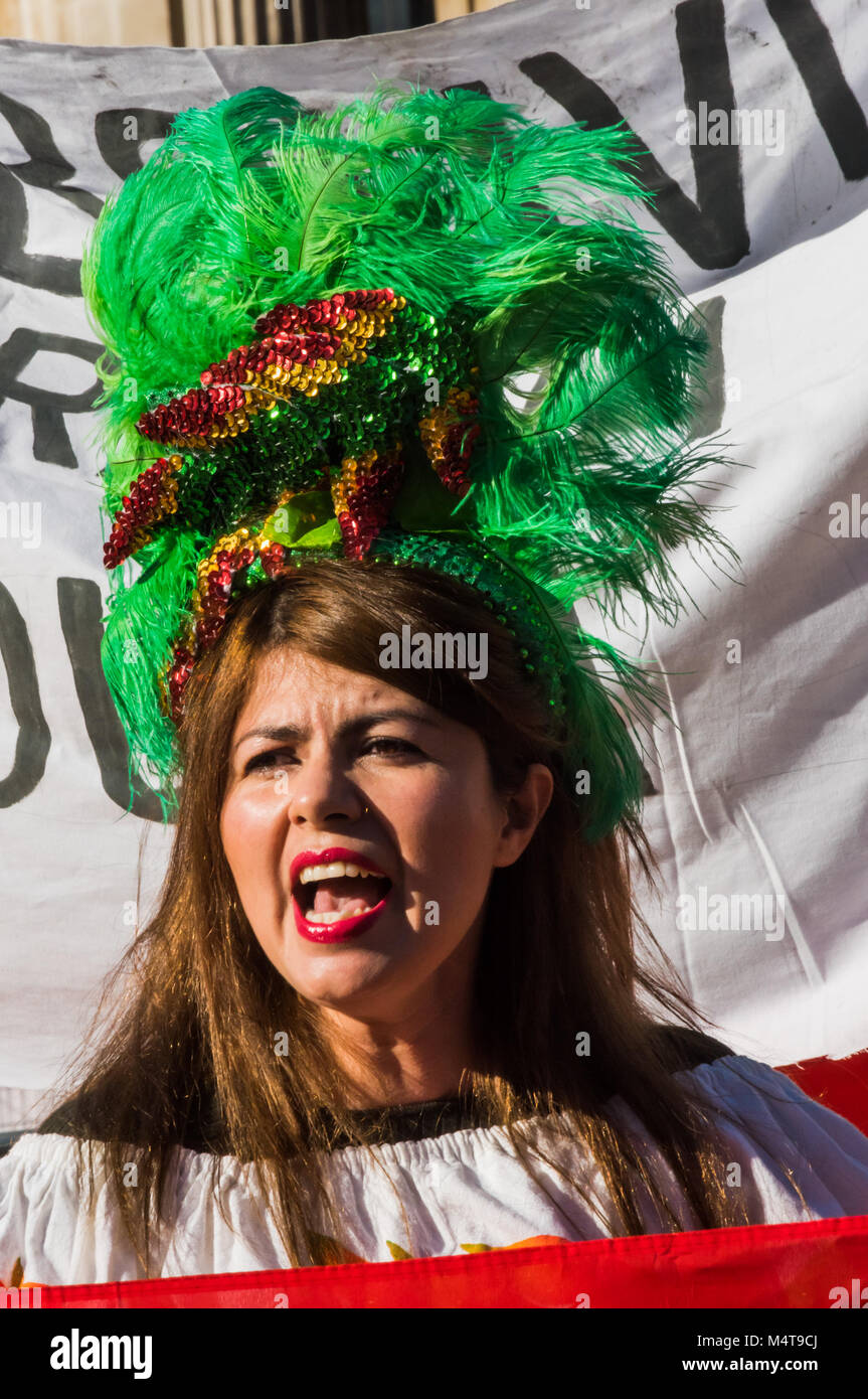 Février 17, 2018 - Londres, Royaume-Uni. 17 février 2018. Les boliviens à Trafalgar Square de protestation contre le président Evo Morales, qui a remporté un appel de la Cour suprême qui lui permettra de se présenter pour un quatrième mandat en 2019 après un référendum le 21 février 2016 avaient voté contre le changement constitutionnel. Le gouvernement a fait valoir qu'il avait perdue en raison d'une campagne diffamatoire illégale contre Morales qui est le premier chef autochtone, en fonction depuis 2006, et dit qu'il a besoin de plus de temps au pouvoir afin de consolider le programme de son parti de réformes sociales. Les manifestants l'accuser de vouloir être un d Banque D'Images