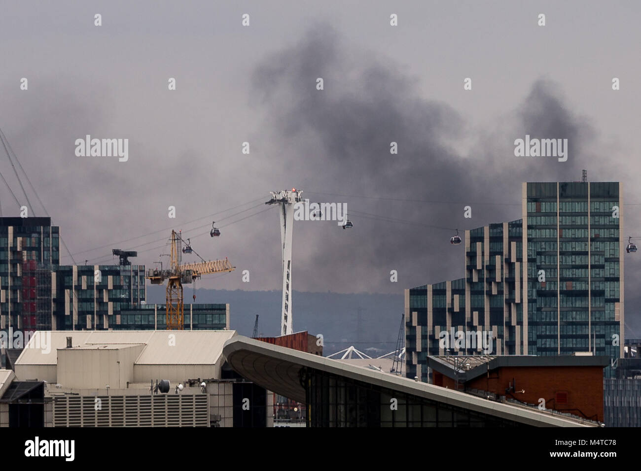 Londres, Royaume-Uni. Feb 18, 2018. L'Incendie de Londres : fumée noire s'élève au-dessus de bâtiments de l'Est de Londres avec Emirates airline téléphériques en vue. Crédit : Guy Josse/Alamy Live News Banque D'Images