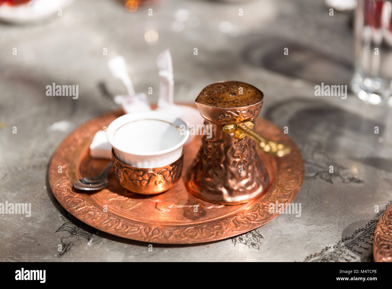 Mocca turc servi dans un cezve cuivre Banque D'Images
