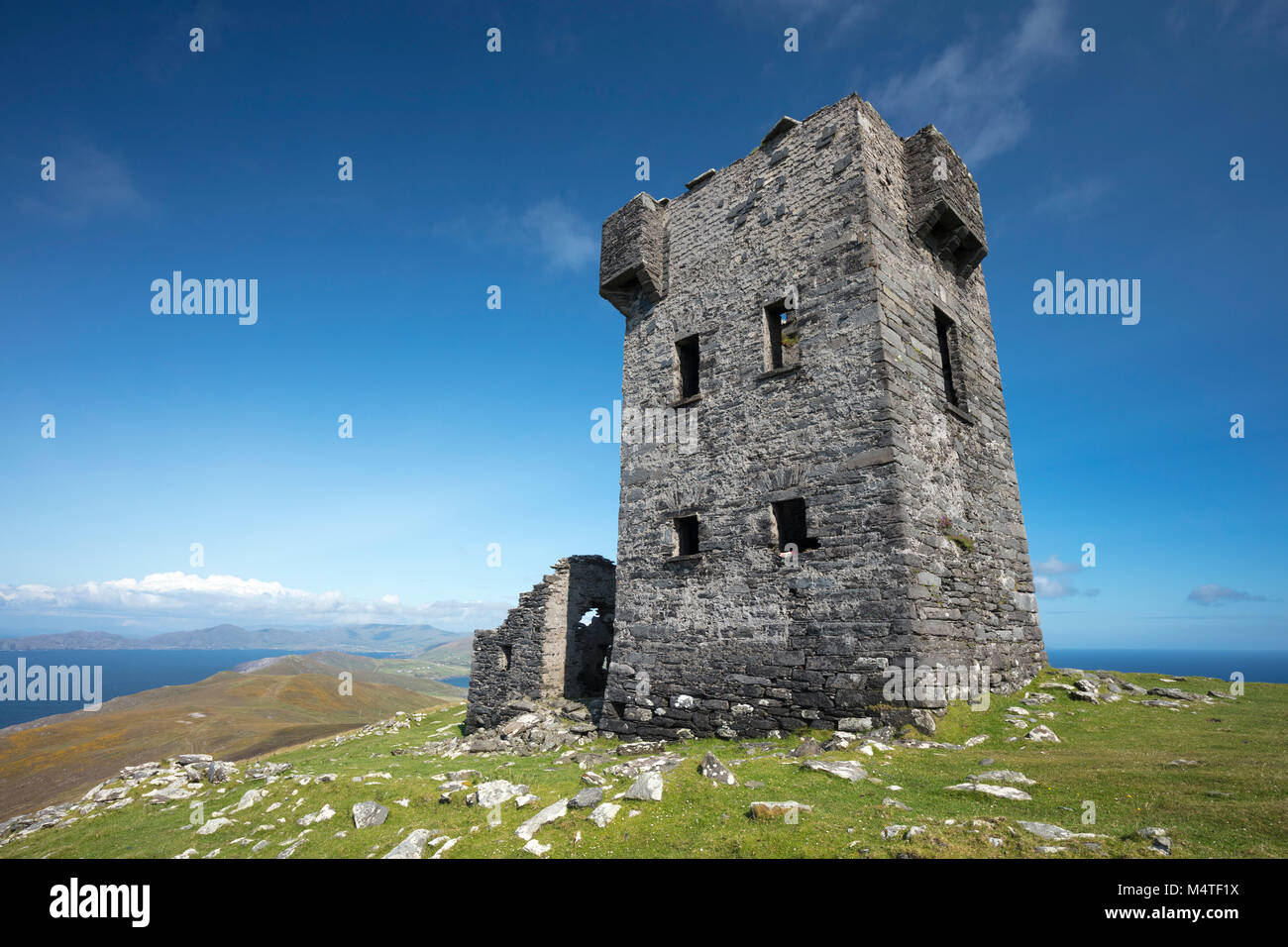 La tour signal napoléoniennes au sommet de Cnoc Bolais, Dursey Island, Péninsule de Beara, comté de Cork, Irlande. Banque D'Images