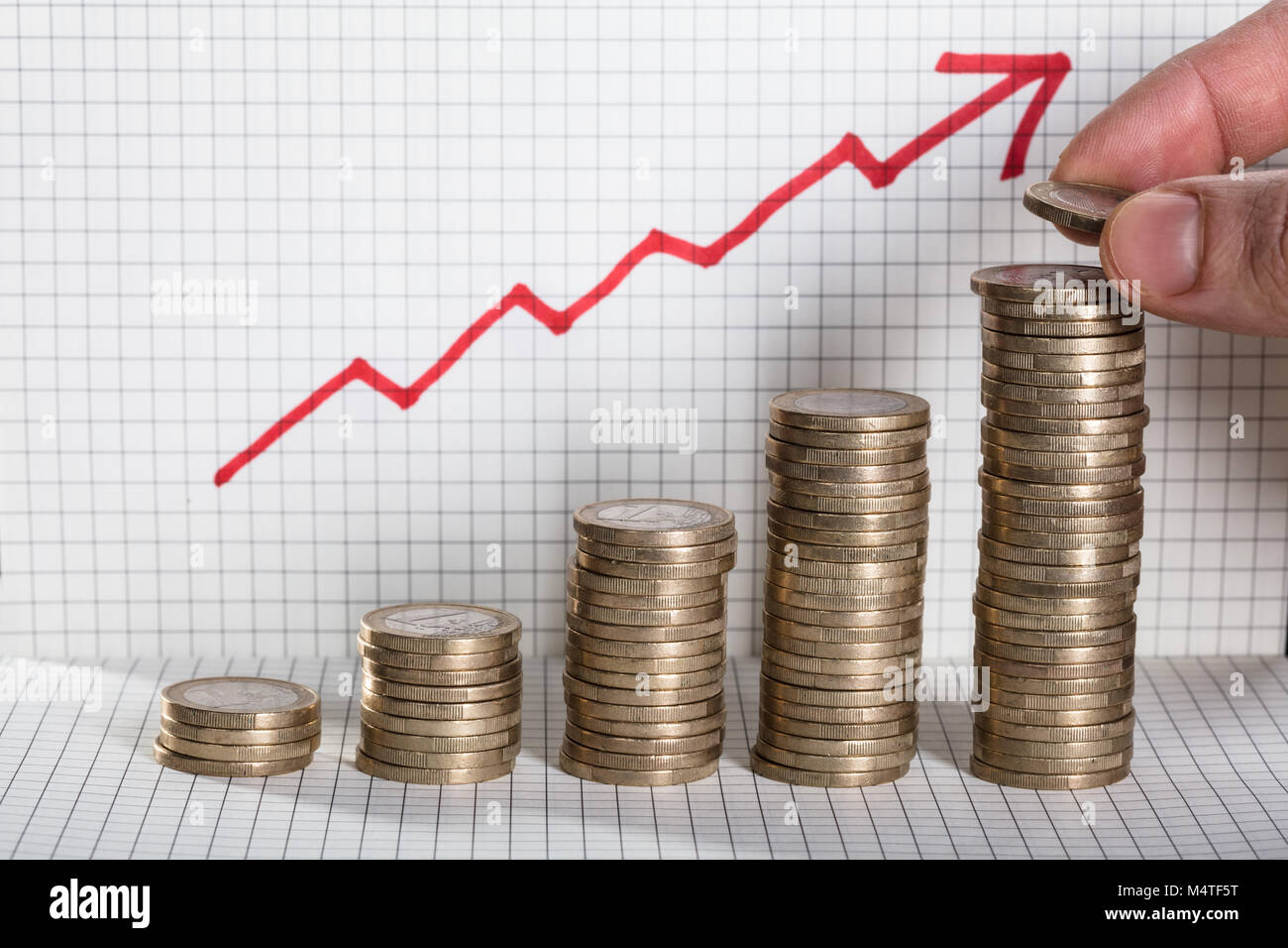 L'insertion d'une personne coin sur coin empilé avec flèche montrant le bénéfice sur fond carré Banque D'Images