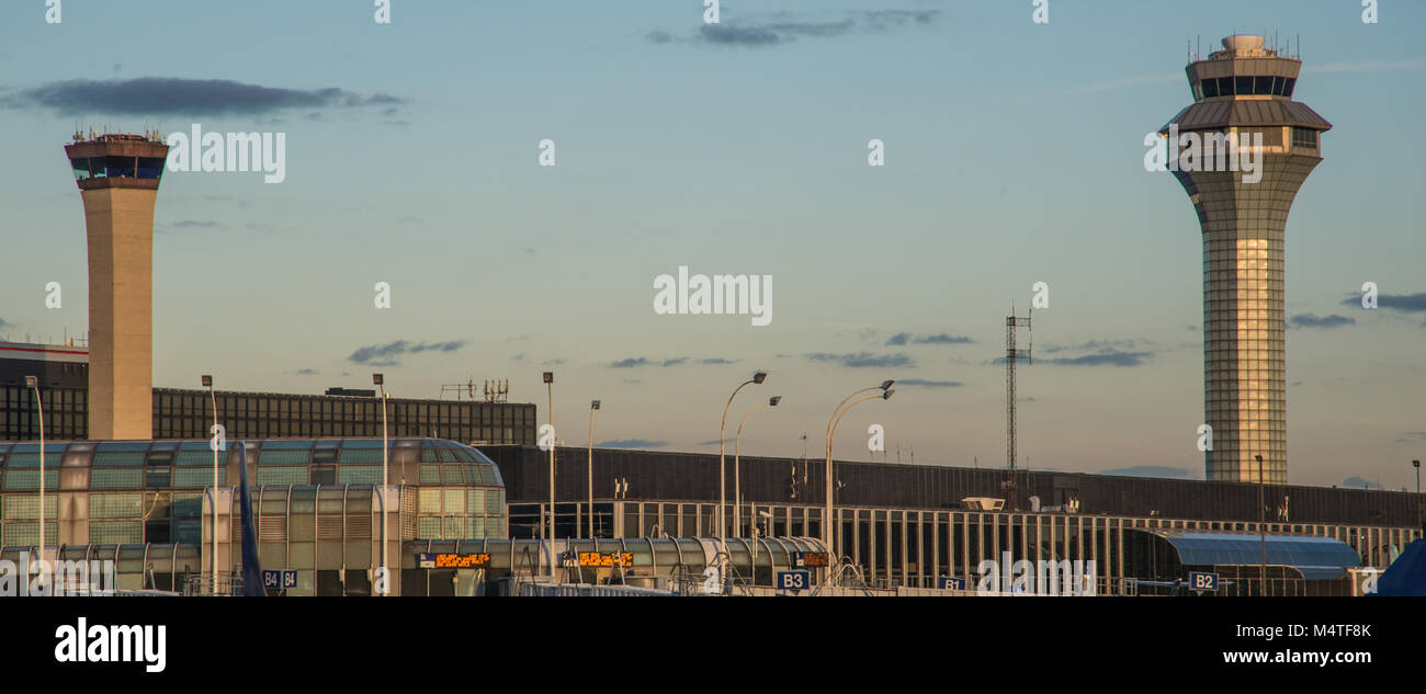 Les tours de contrôle du trafic aérien à Chicago's O'Hare International Airport Banque D'Images