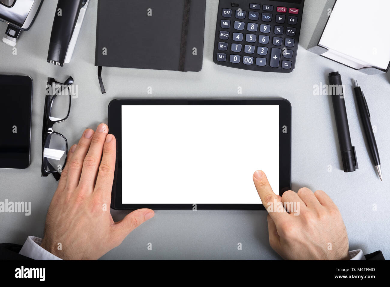 Close-up de l'homme d'affaires Holding Digital Tablet Écran vide sur Office 24 Banque D'Images