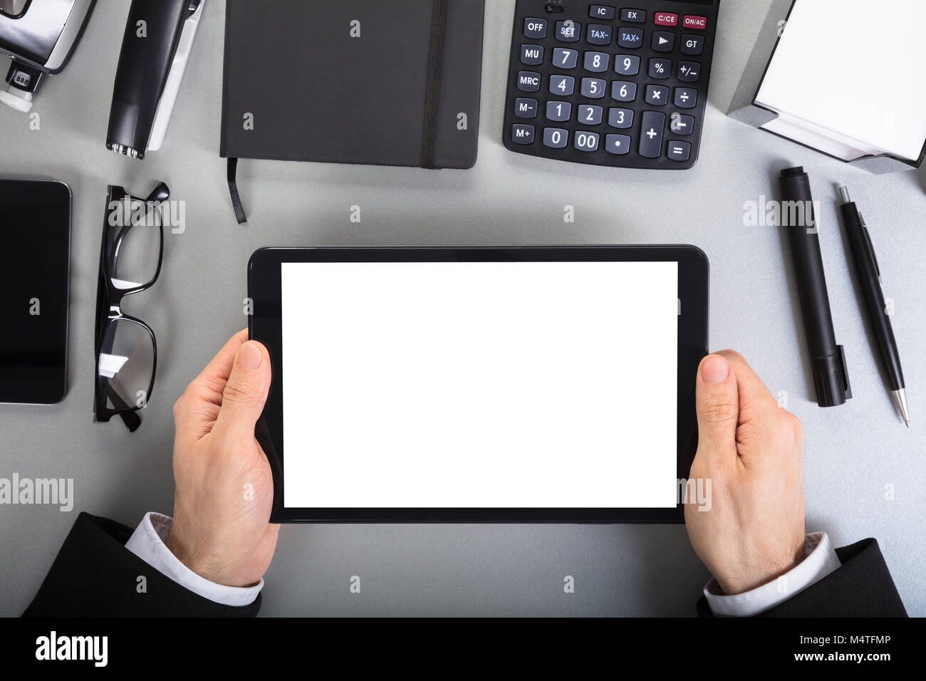 Close-up de l'homme d'affaires Holding Digital Tablet Écran vide sur Office 24 Banque D'Images