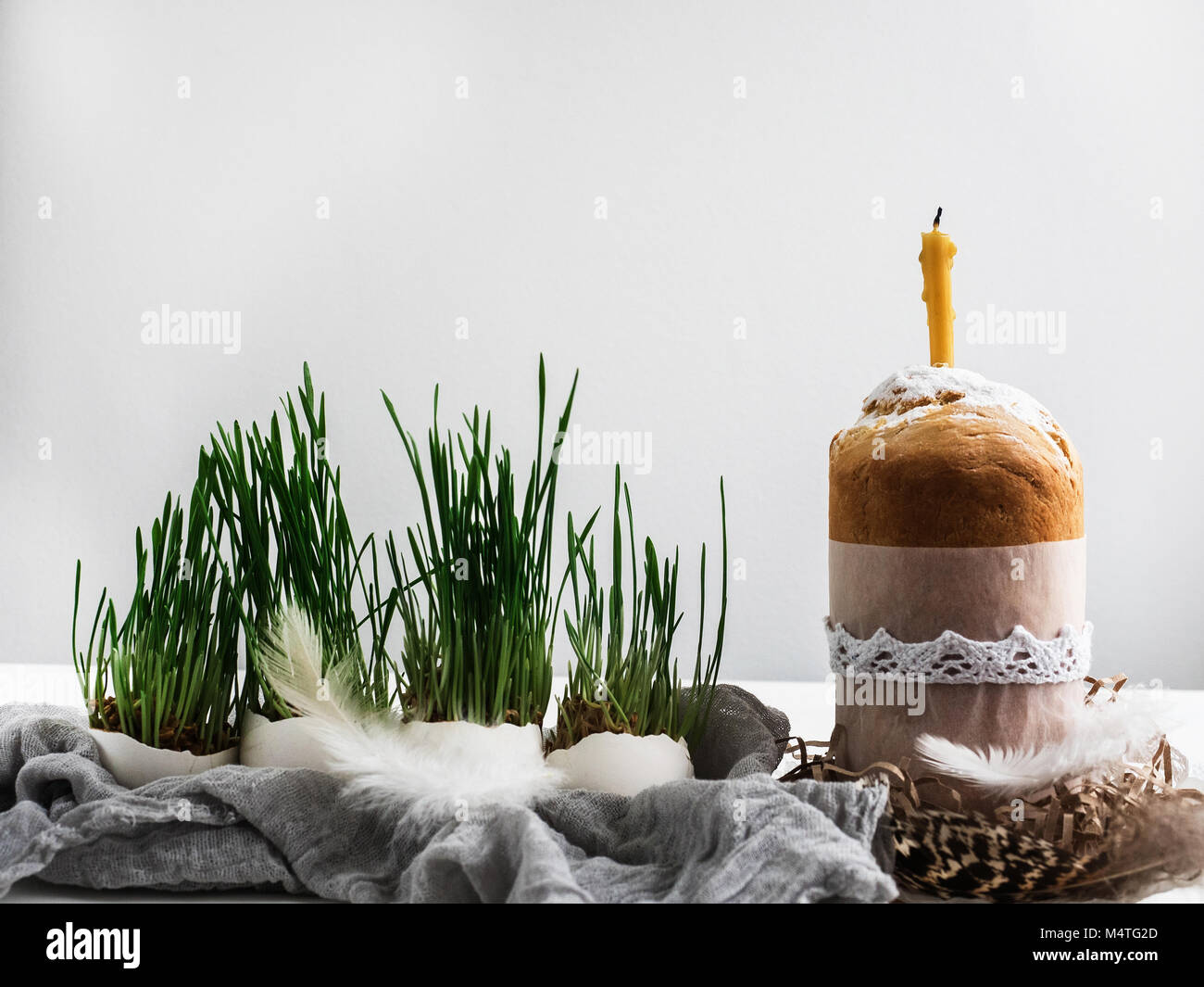 Cupcake parfumé sur fond d'herbe verte, fraîche en pots. La préparation pour Pâques Banque D'Images