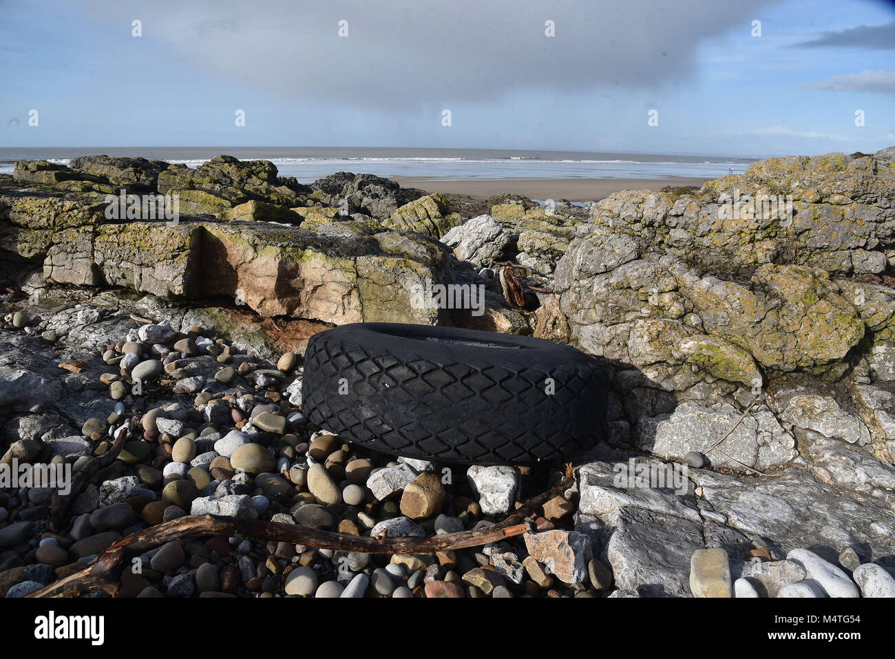 Photos prises le 16 février 2018 à Porthcawl, Galles du Sud. Montrant les déchets en plastique sur la plage, ils montrent également les déchets et détritus sur la plage Banque D'Images