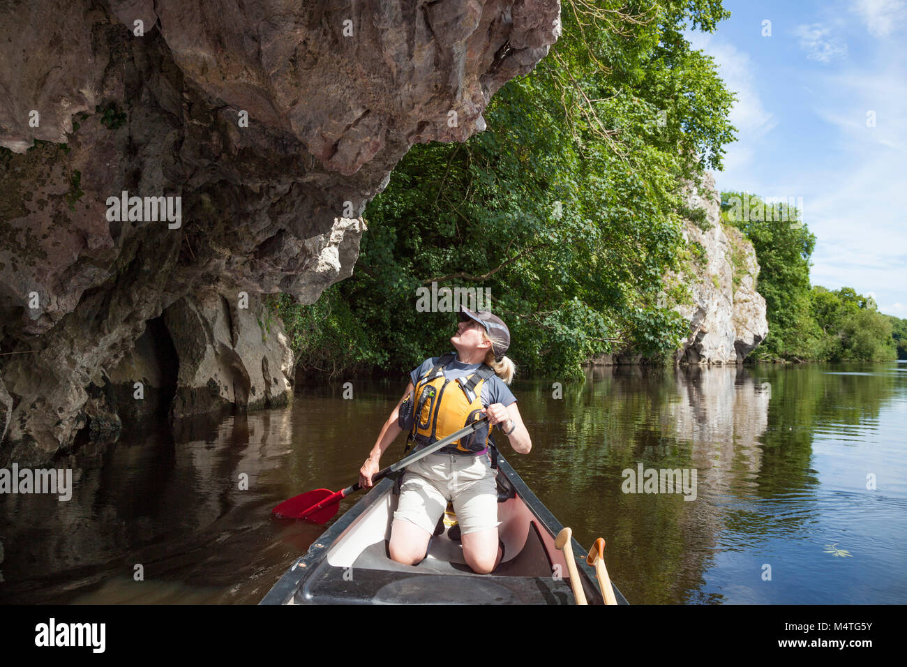 Canoéiste sous une falaise de calcaire, Blackwater River, Mallow, comté de Cork, Irlande. Banque D'Images