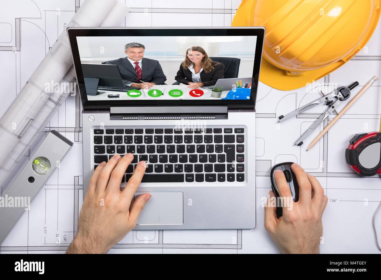 Portrait d'un architecte à discuter avec son collègue sur la vidéo Conférence au lieu de travail Banque D'Images