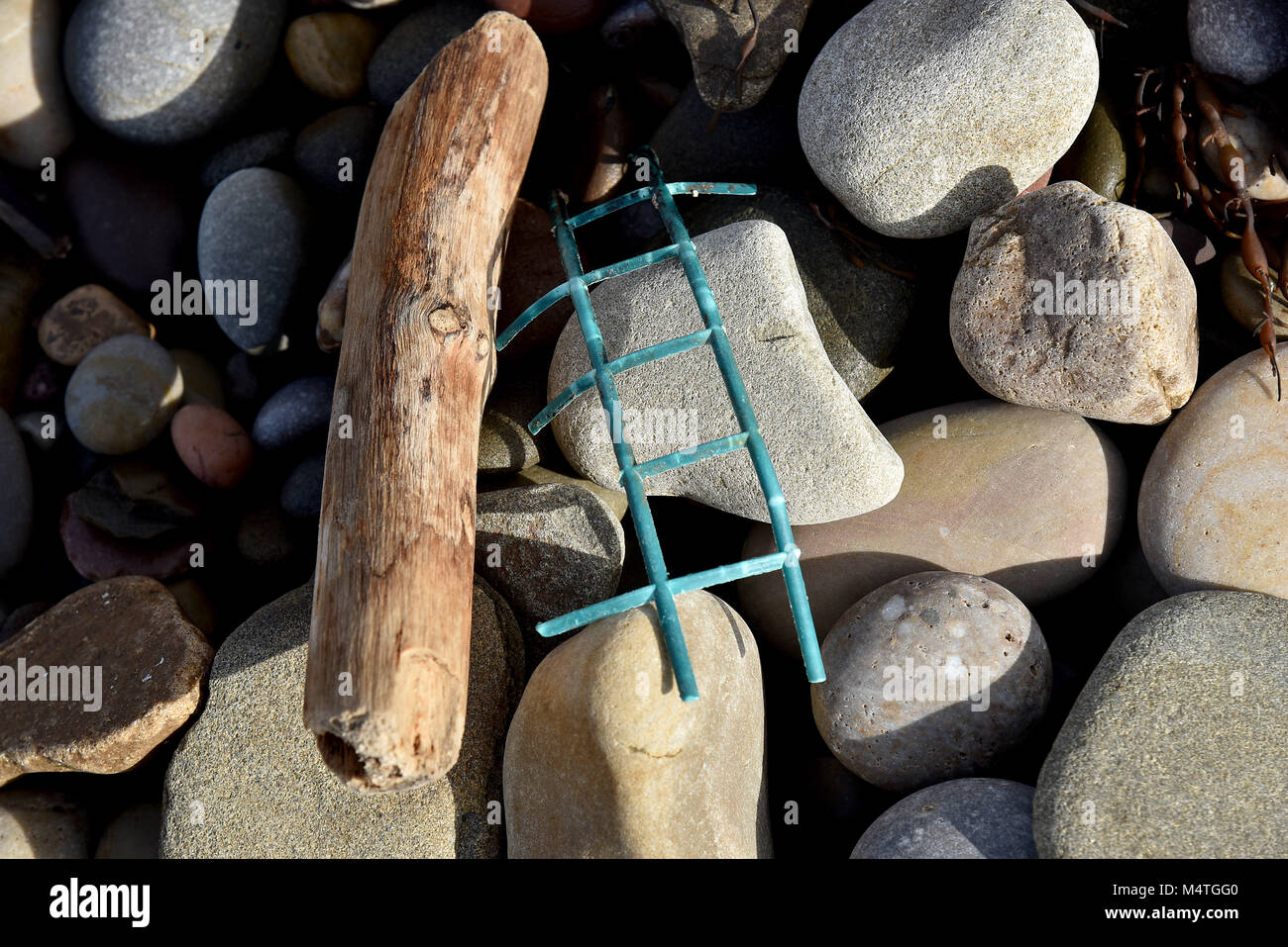 Photos prises le 16 février 2018 à Porthcawl, Galles du Sud. Montrant les déchets en plastique sur la plage, ils montrent également les déchets et détritus sur la plage Banque D'Images