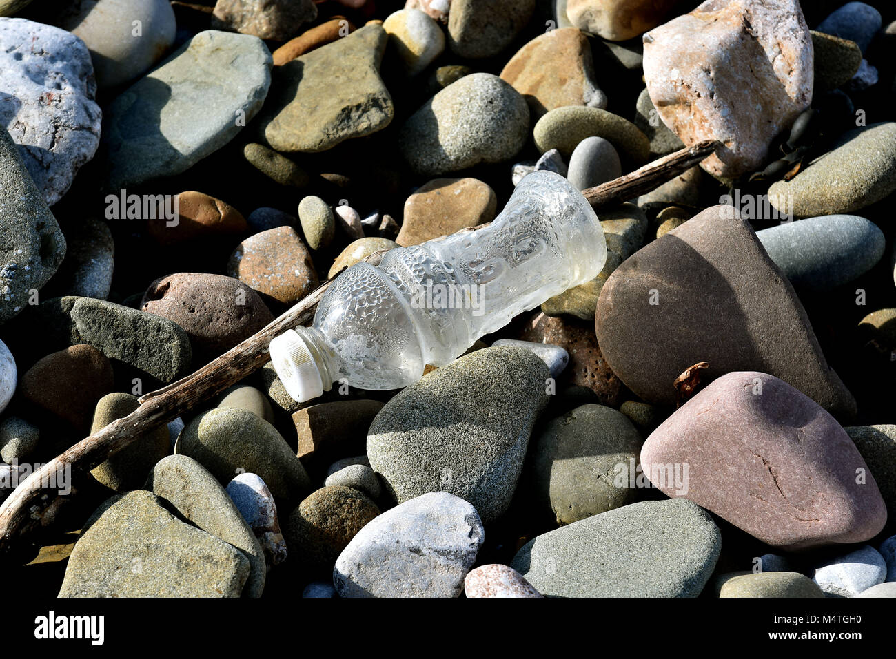 Photos prises le 16 février 2018 à Porthcawl, Galles du Sud. Montrant les déchets en plastique sur la plage, ils montrent également les déchets et détritus sur la plage Banque D'Images