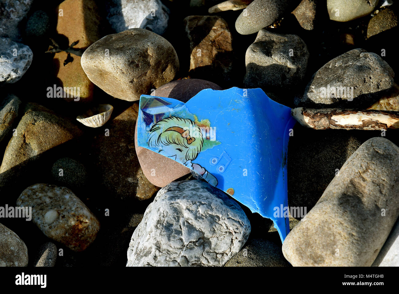 Photos prises le 16 février 2018 à Porthcawl, Galles du Sud. Montrant les déchets en plastique sur la plage, ils montrent également les déchets et détritus sur la plage Banque D'Images