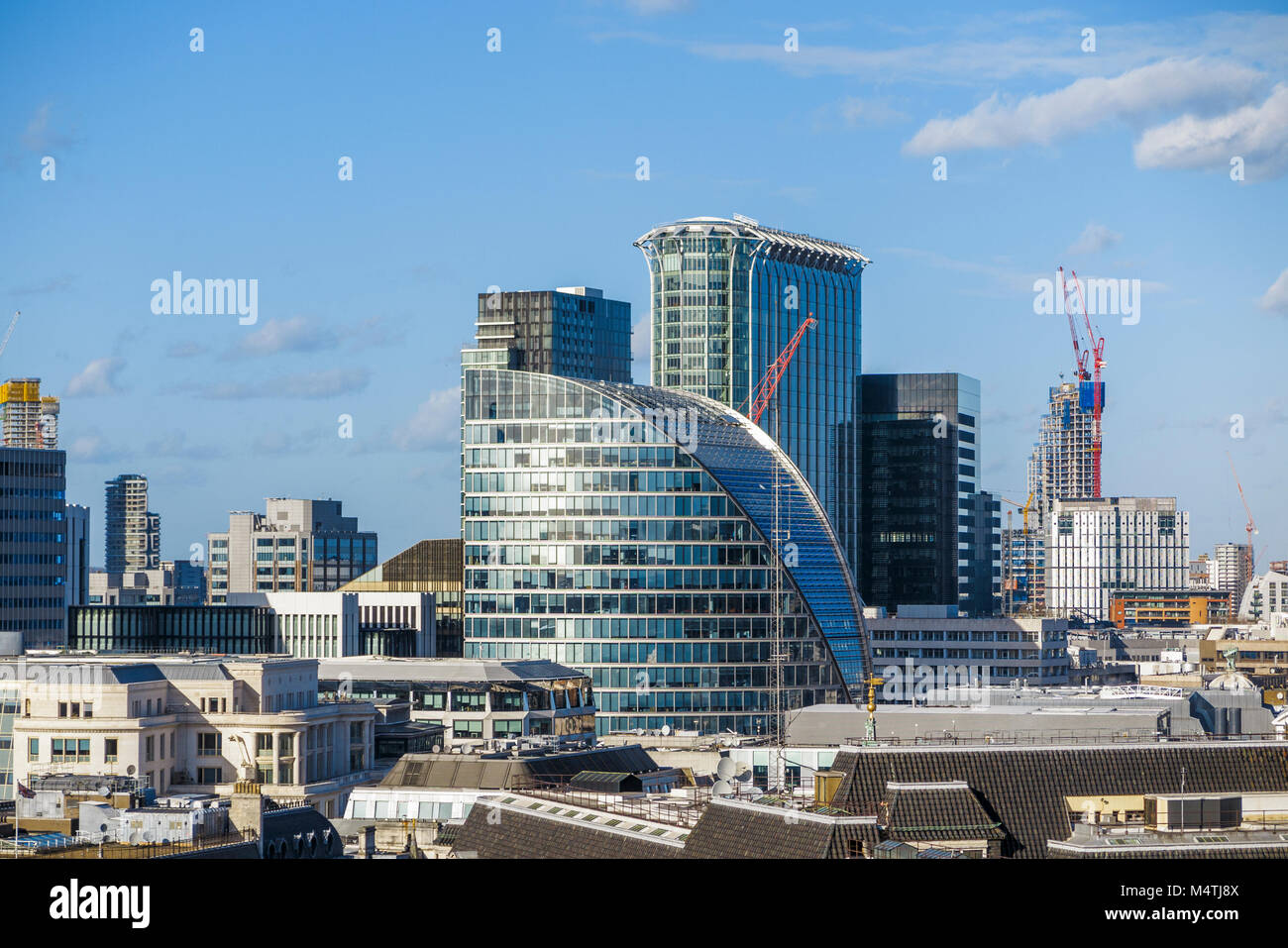 Vue sur le toit de la maison du Maure, London Wall, London EC2, en place CityPoint Ropemaker derrière Banque D'Images