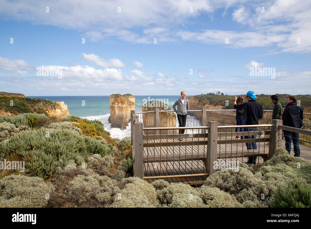 Melbourne, Australie : 02 avril, 2017 : les touristes de prendre des photos à partir de l'observation surplombant le célèbre Loch Ard Gorge à Port Campbell Park Banque D'Images