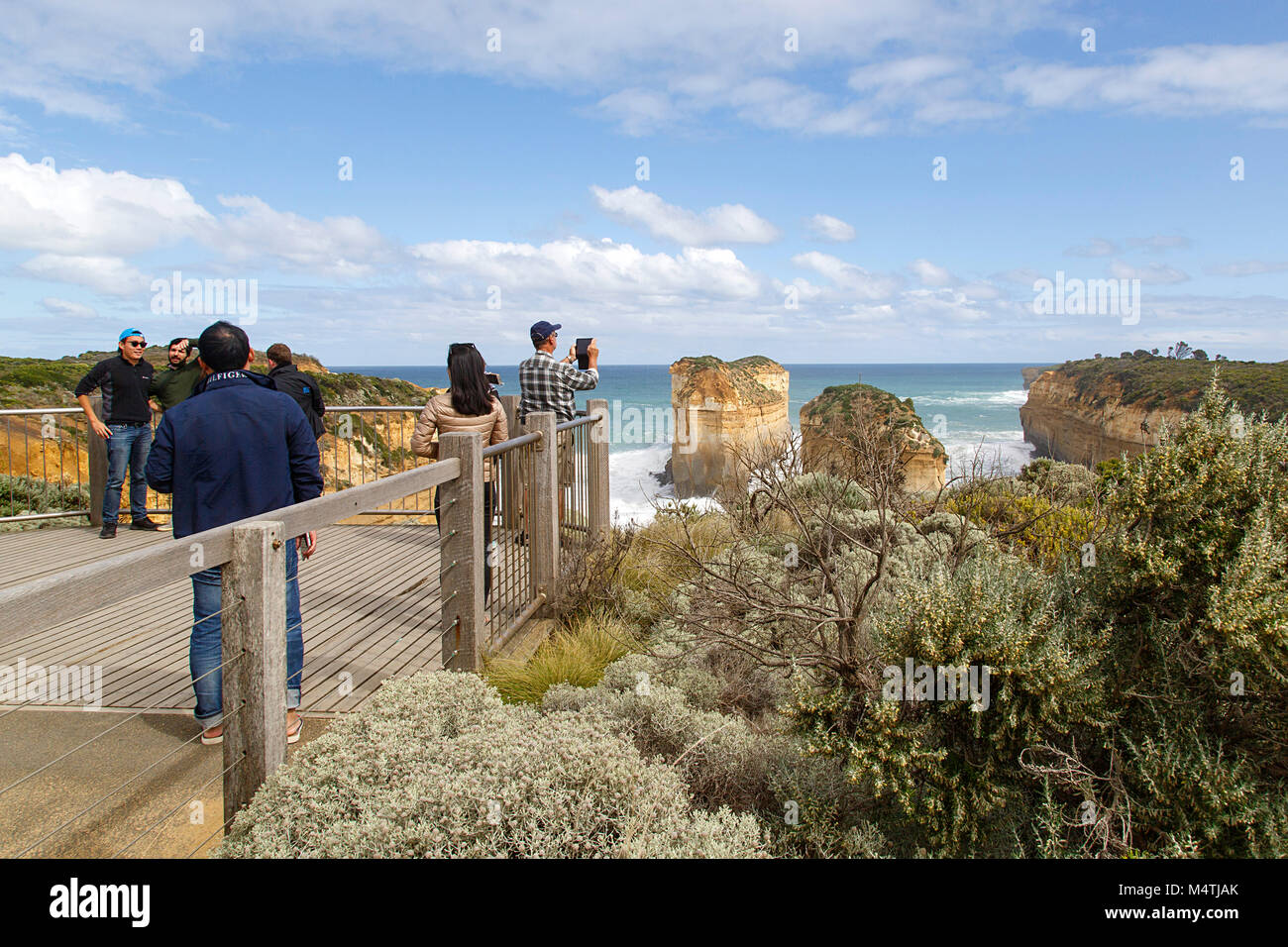 Melbourne, Australie : 02 avril, 2017 : les touristes de prendre des photos à partir de l'observation surplombant le célèbre Loch Ard Gorge à Port Campbell Park Banque D'Images