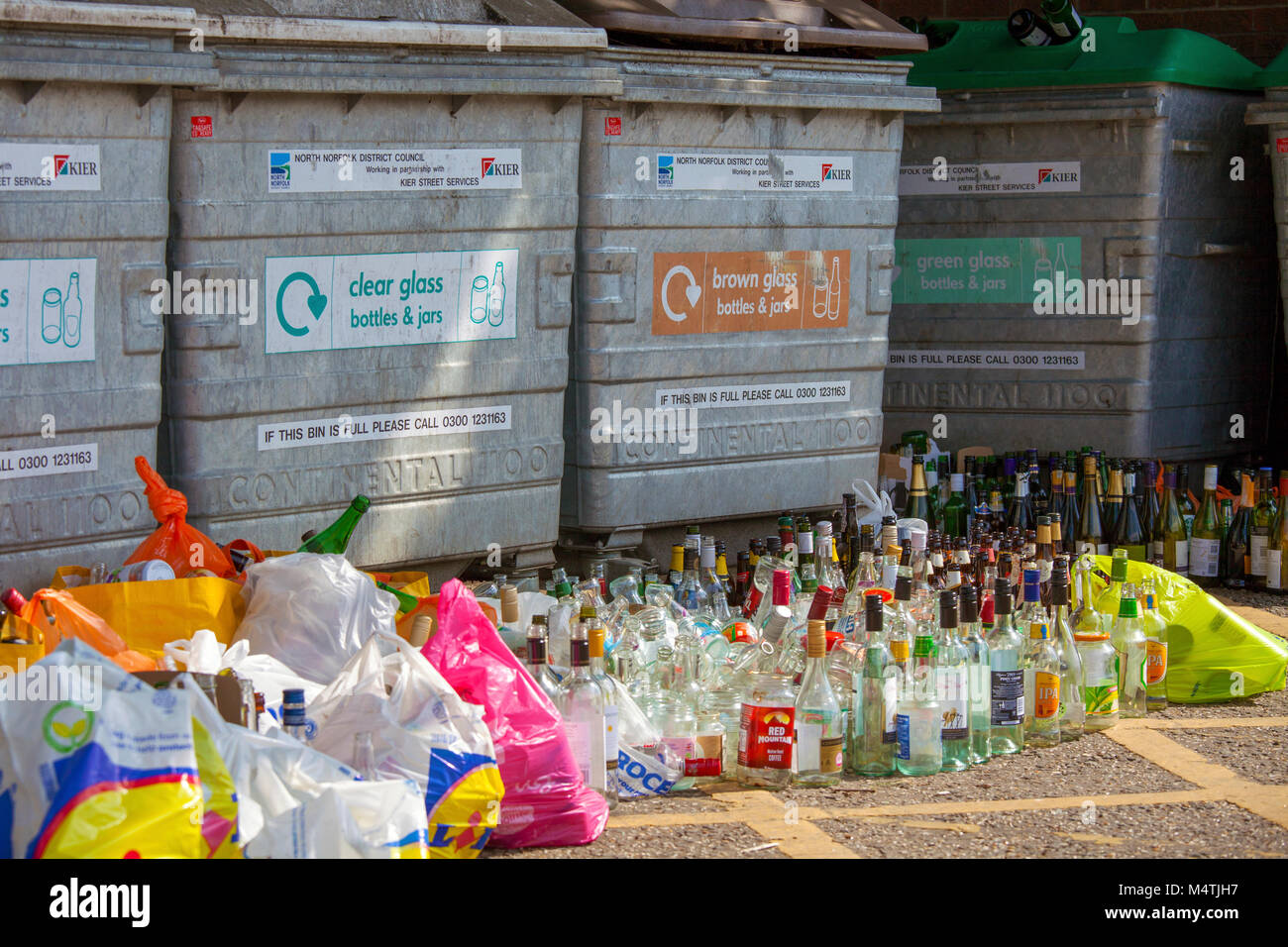Bouteille en verre débordant les banques. Une autorité locale point de recyclage du verre est rempli de verre et déchets laissés par les membres du public. Banque D'Images