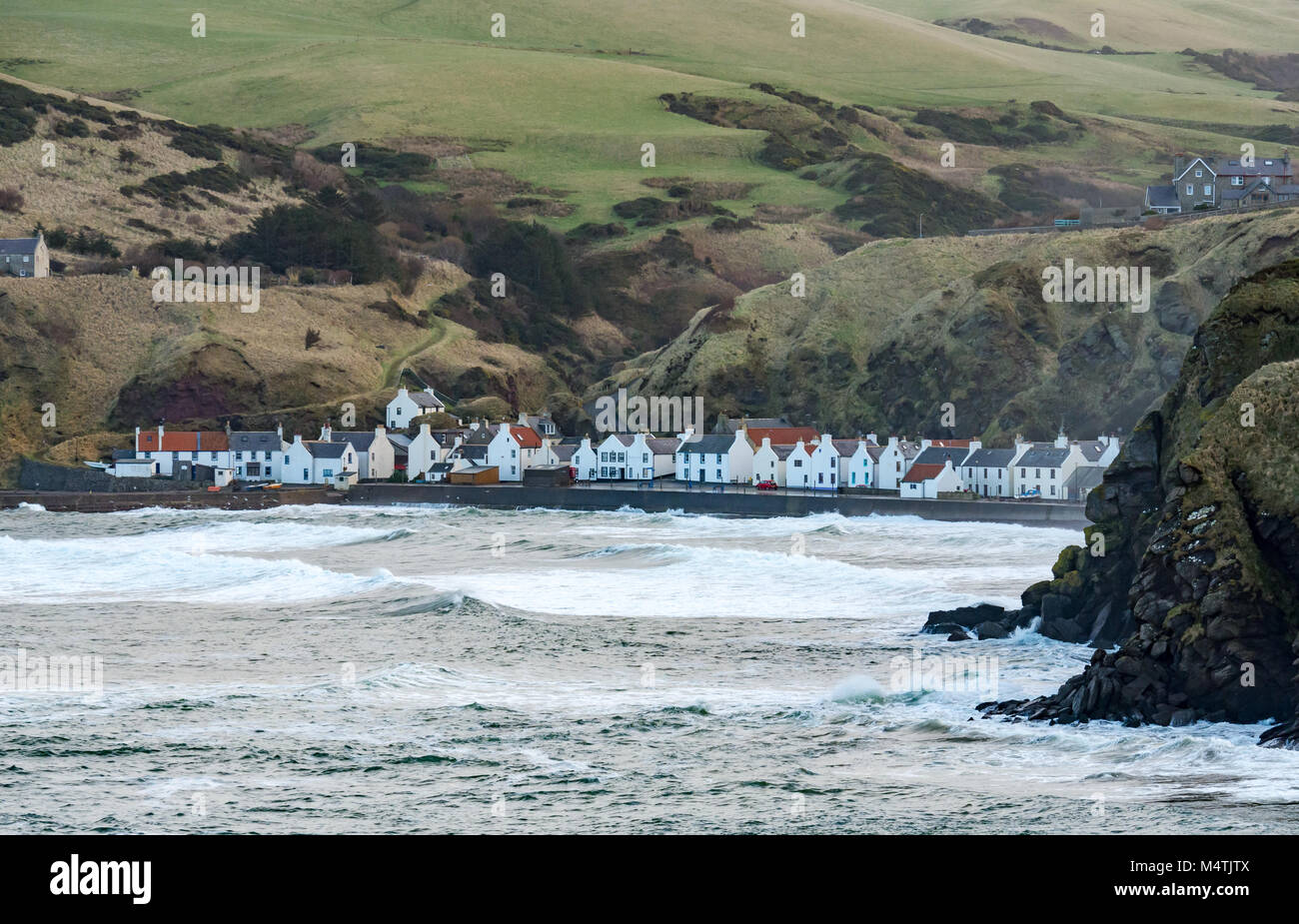 Pennan, Aberdeenshire, Écosse, Royaume-Uni. Les vents forts créent une houle en mer du Nord avec des vagues dans une petite crique, lieu de tournage du film local Hero Banque D'Images