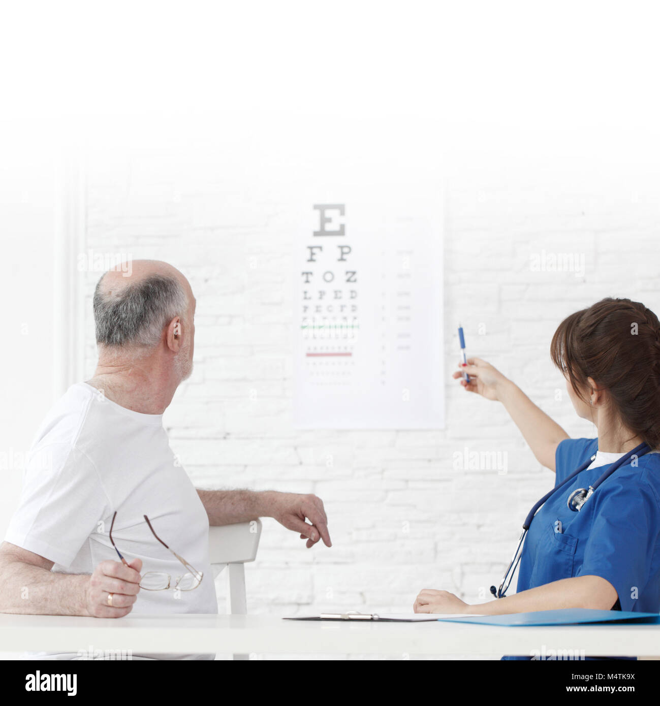 Test de vision de médecin pour de nouvelles lunettes Banque D'Images