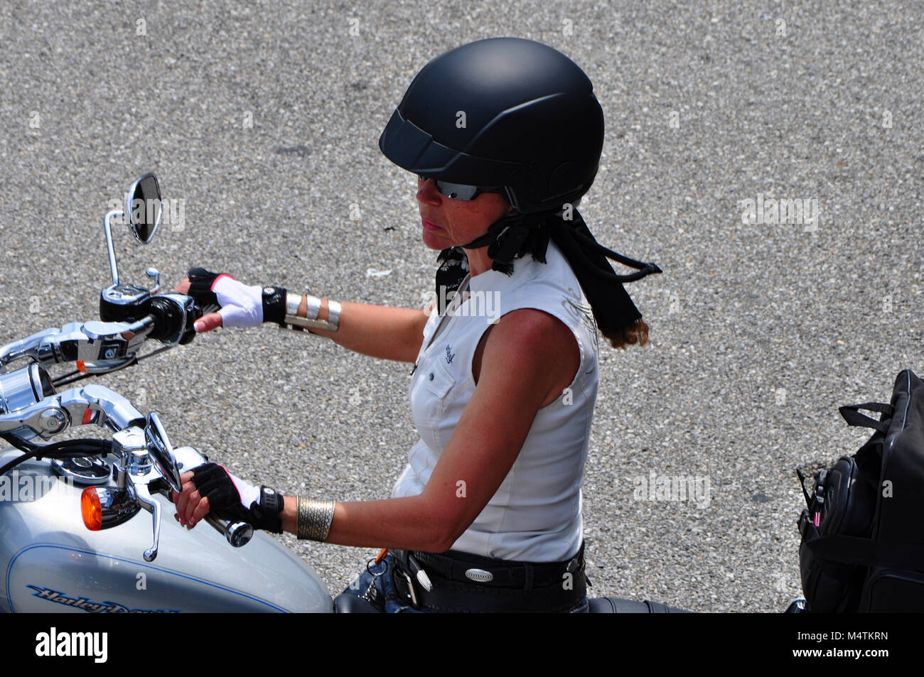 Femme assise sur moto avec casque et gants d'équitation Photo Stock - Alamy