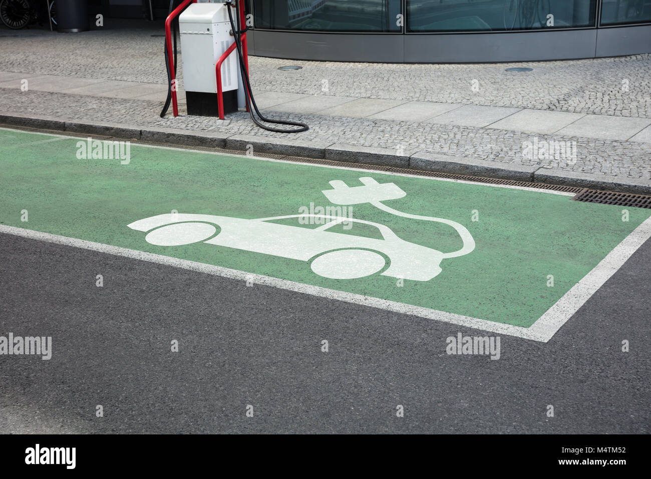 Zone de recharge pour voitures électriques sur la rue Banque D'Images