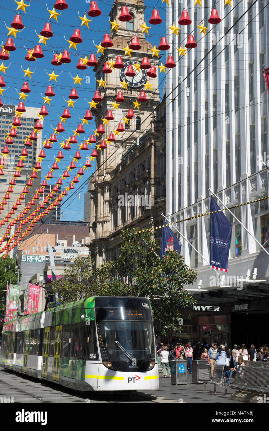 Décorations de Noël dans Bourke Street Mall, l'un des principaux quartiers commerçants de Melbourne. Banque D'Images