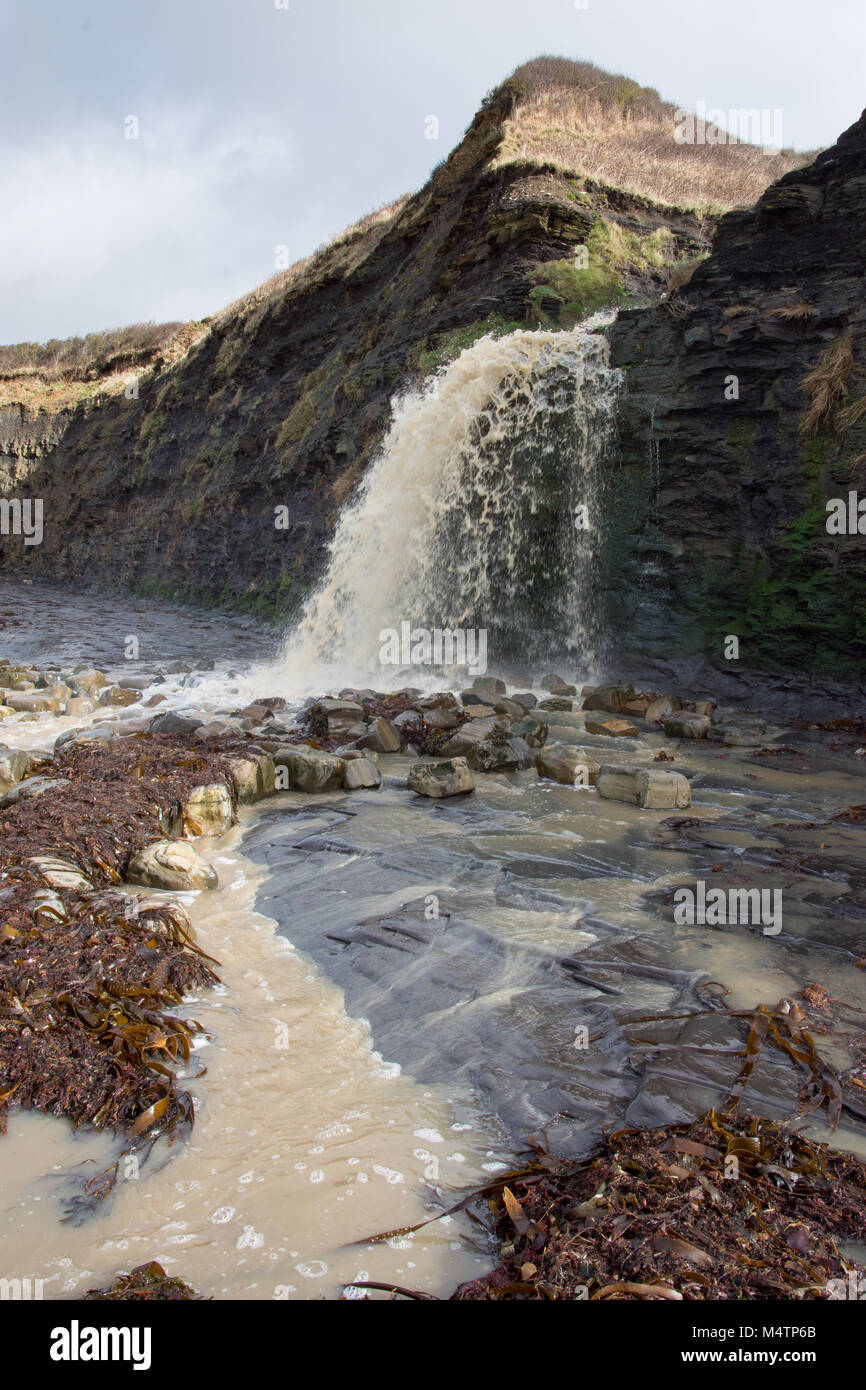 Cascade de Kimmeridge Bay Dorset, UK après de fortes pluies Banque D'Images