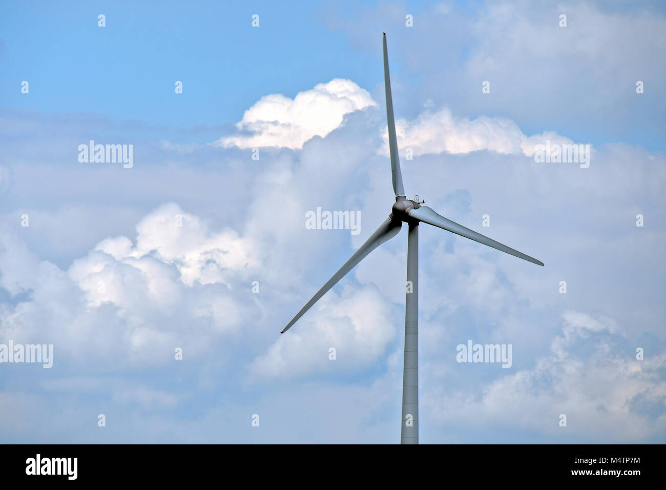 Éolienne avec ciel bleu et fluffy cloud background Banque D'Images Éolienne avec ciel bleu et fluffy cloud background Banque D'Images