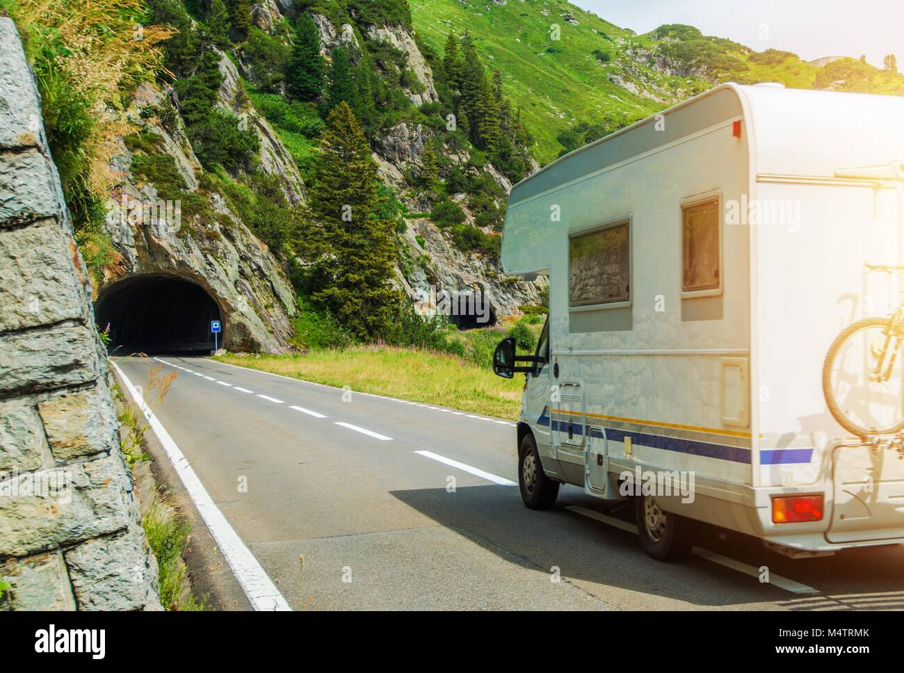 Le camping-car Voyage d'été. Camping-car sur la route alpine à l'avant du tunnel. Banque D'Images