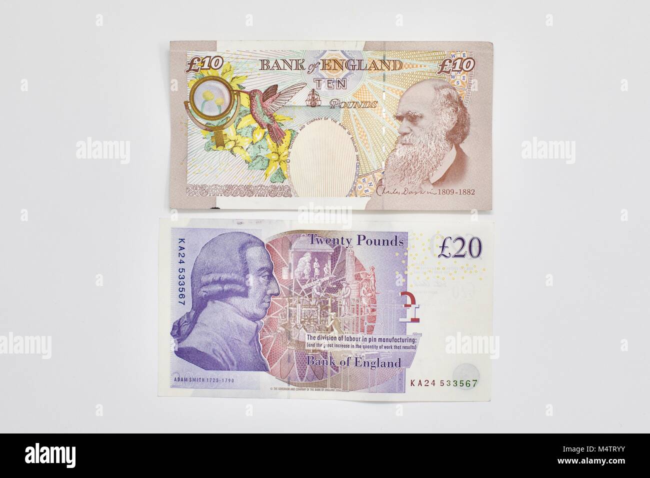 Banque d'Angleterre €10 euros avec Charles Darwin et un billet de 20 € avec Adam Smith sur un fond blanc Banque D'Images