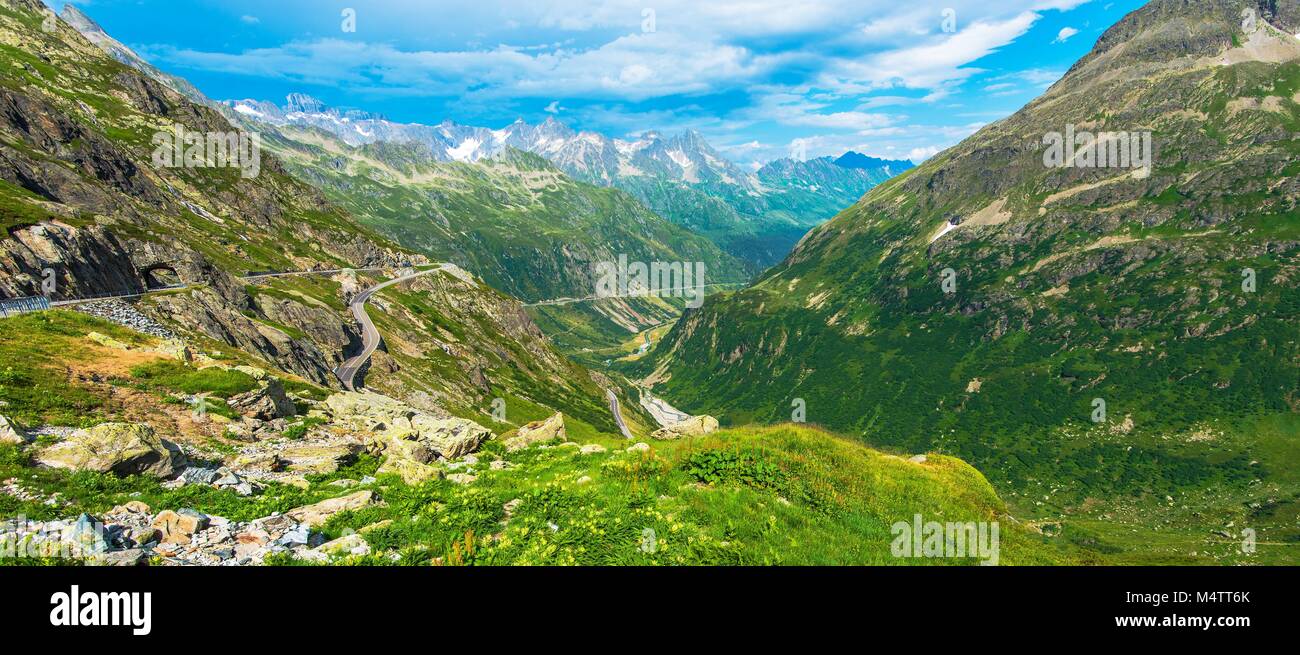 Panorama alpin d'été. Scenic Route du col de montagne des Alpes suisses. La Suisse. Banque D'Images