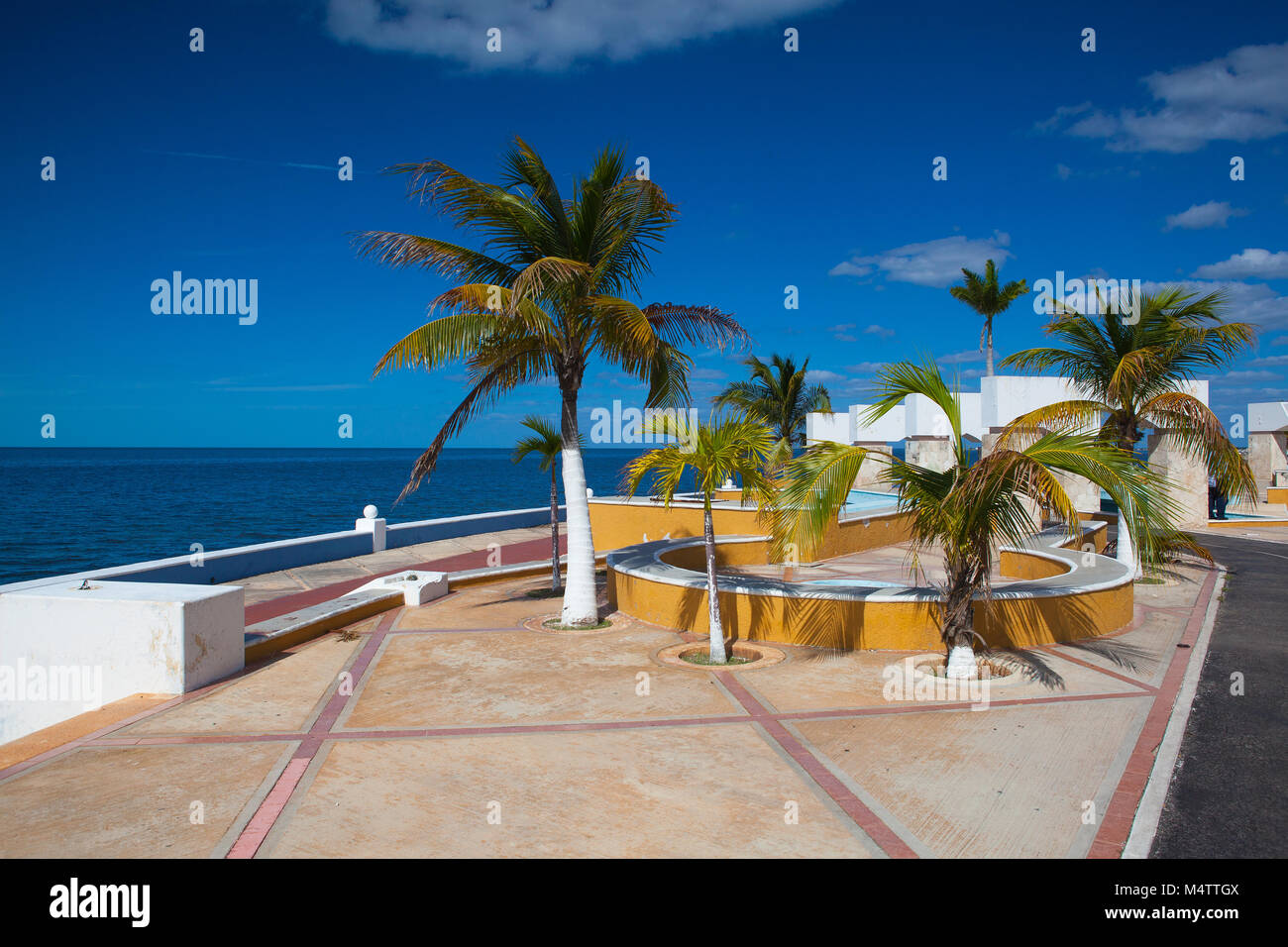 Rénové, promenade au bord de la mer dans la région de Campeche, Mexique. Pendant la période coloniale, la ville était un port important et riche, mais il a diminué après le Mexique Banque D'Images Rénové, promenade au bord de la mer dans la région de Campeche, Mexique. Pendant la période coloniale, la ville était un port important et riche, mais il a diminué après le Mexique Banque D'Images