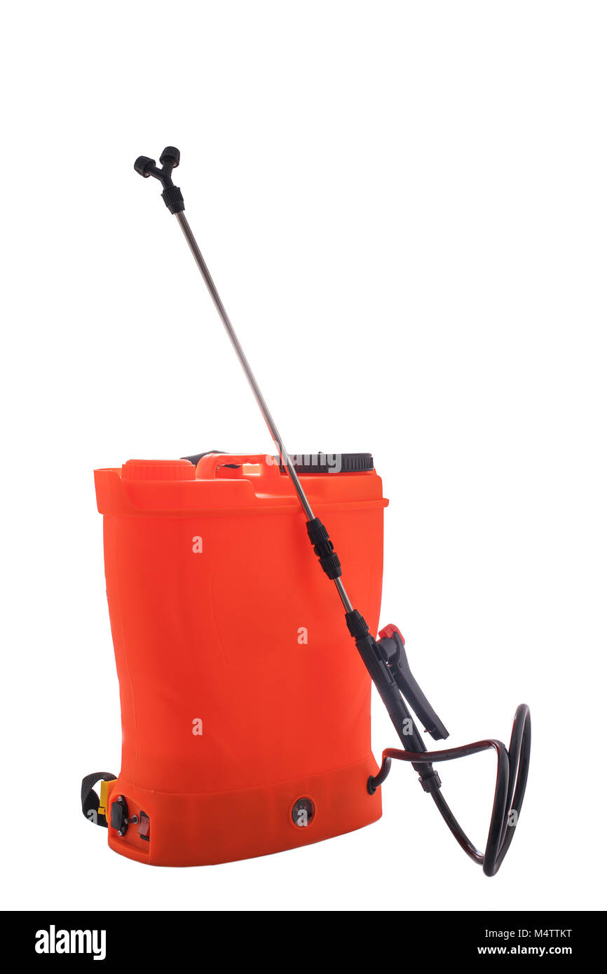 Pesticide, herbicide pulvérisateur pour travailler dans le jardin et potager isolé sur un fond blanc. Banque D'Images