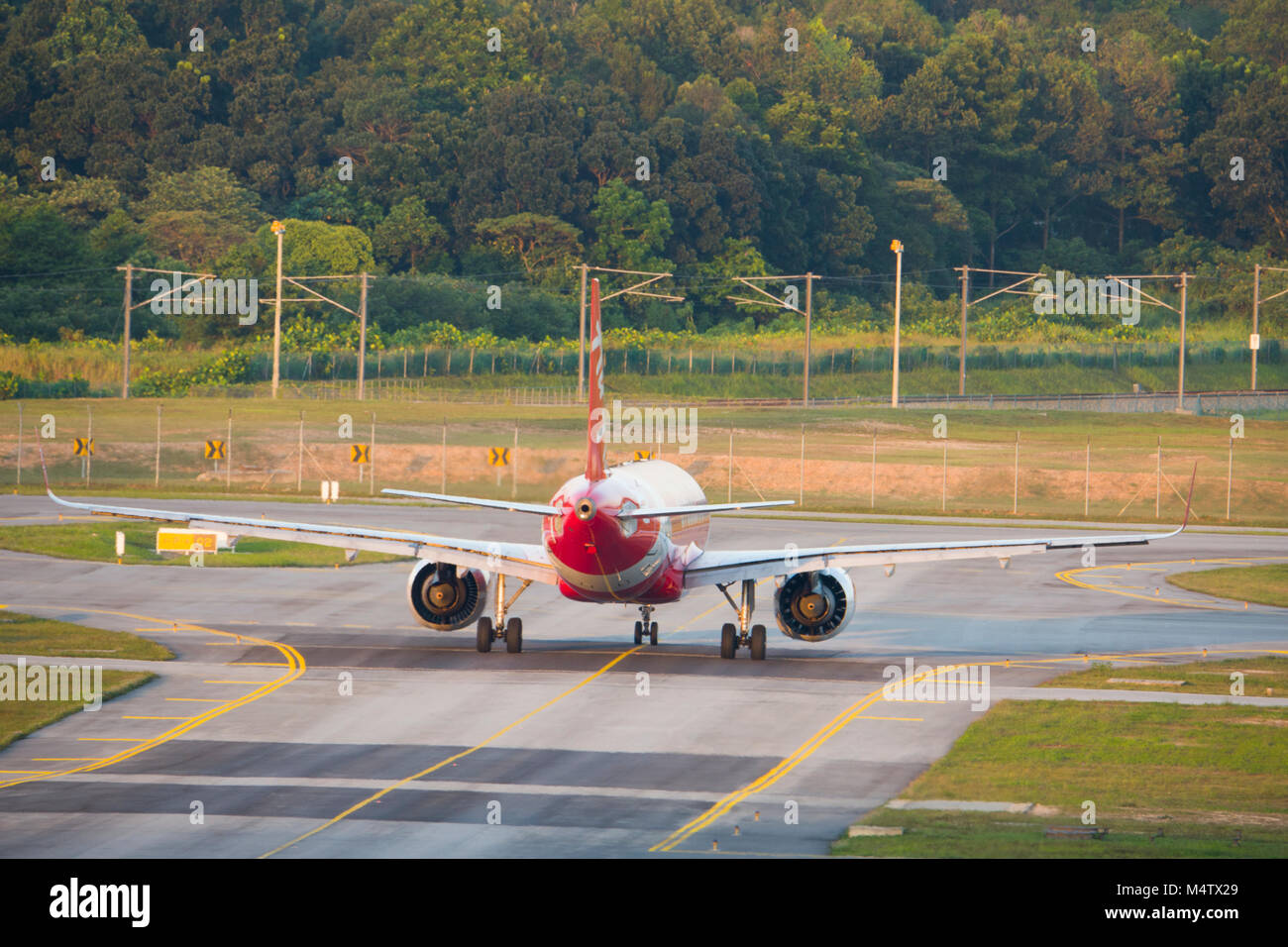 Avions à réaction de la compagnie aérienne Air Asia Les taxis sur tarmac de l'Aéroport International KLIA2 à Sepang, Malaisie terminal Banque D'Images