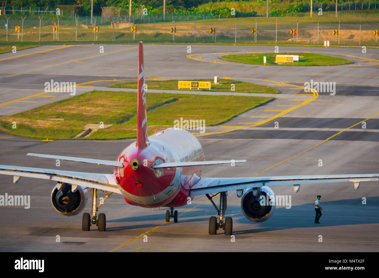 Avions à réaction de la compagnie aérienne Air Asia Les taxis sur tarmac de l'Aéroport International KLIA2 à Sepang, Malaisie terminal Banque D'Images
