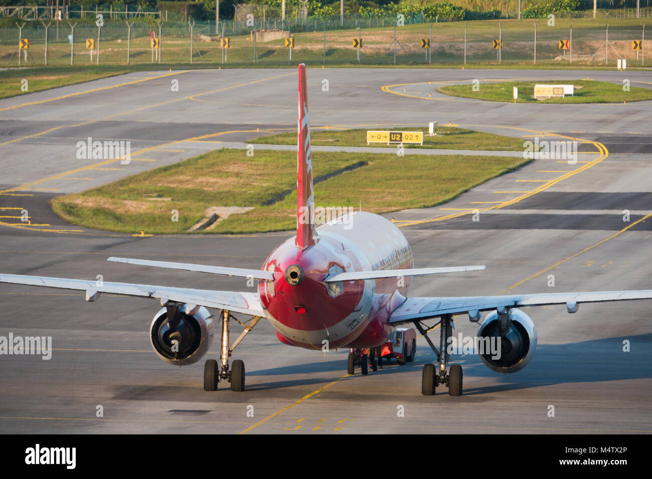 Avions à réaction de la compagnie aérienne Air Asia Les taxis sur tarmac de l'Aéroport International KLIA2 à Sepang, Malaisie terminal Banque D'Images