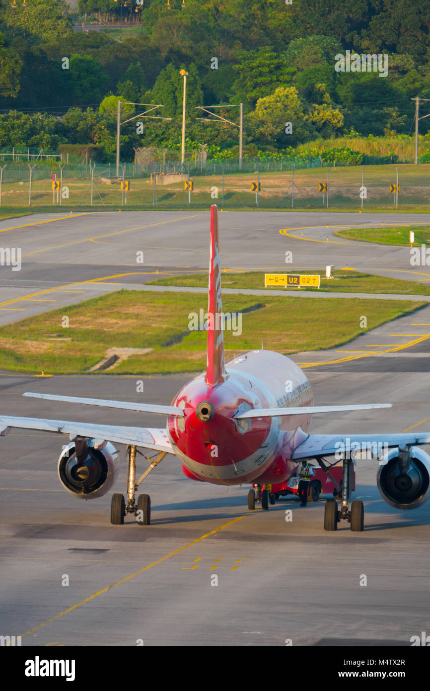 Avions à réaction de la compagnie aérienne Air Asia Les taxis sur tarmac de l'Aéroport International KLIA2 à Sepang, Malaisie terminal Banque D'Images