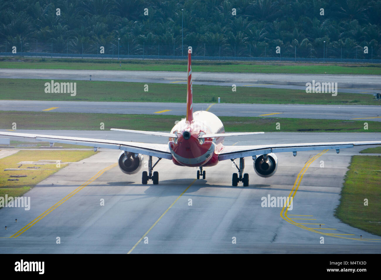 Avions à réaction de la compagnie aérienne Air Asia Les taxis sur tarmac de l'Aéroport International KLIA2 à Sepang, Malaisie terminal Banque D'Images