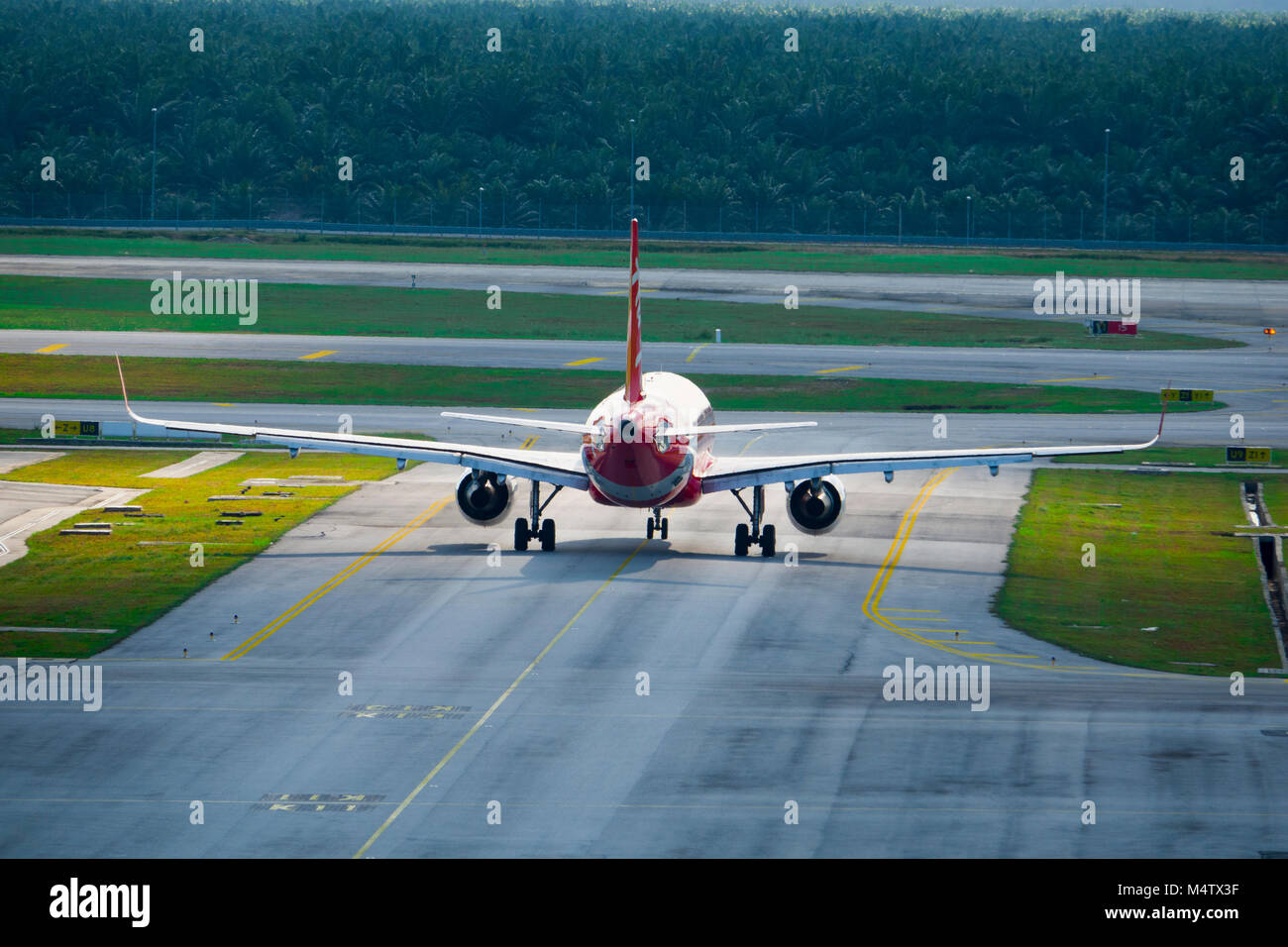Avions à réaction de la compagnie aérienne Air Asia Les taxis sur tarmac de l'Aéroport International KLIA2 à Sepang, Malaisie terminal Banque D'Images