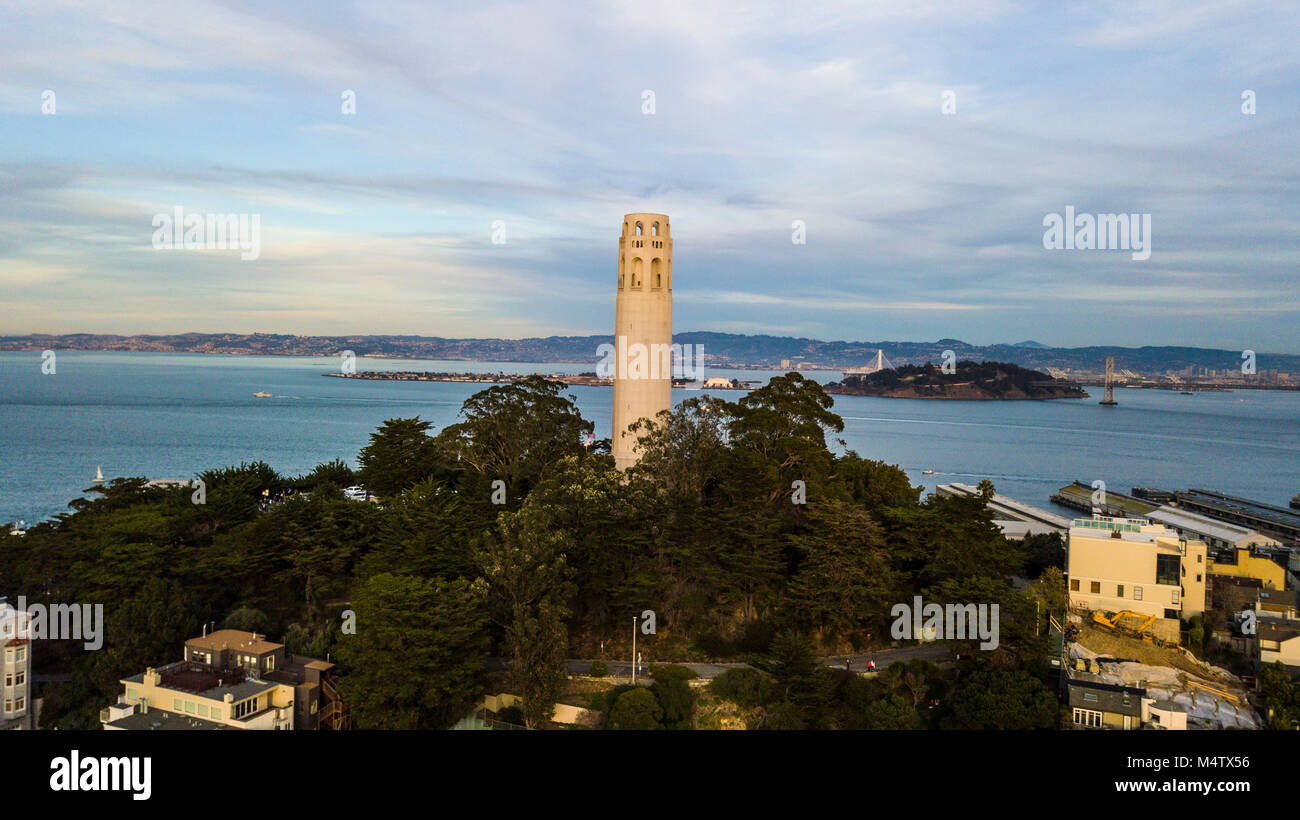 La Coit Tower, également connu sous le nom de Lillian Coit Memorial Tower, est un tour de 210 pieds dans le Telegraph Hill de San Francisco, en Californie. Banque D'Images