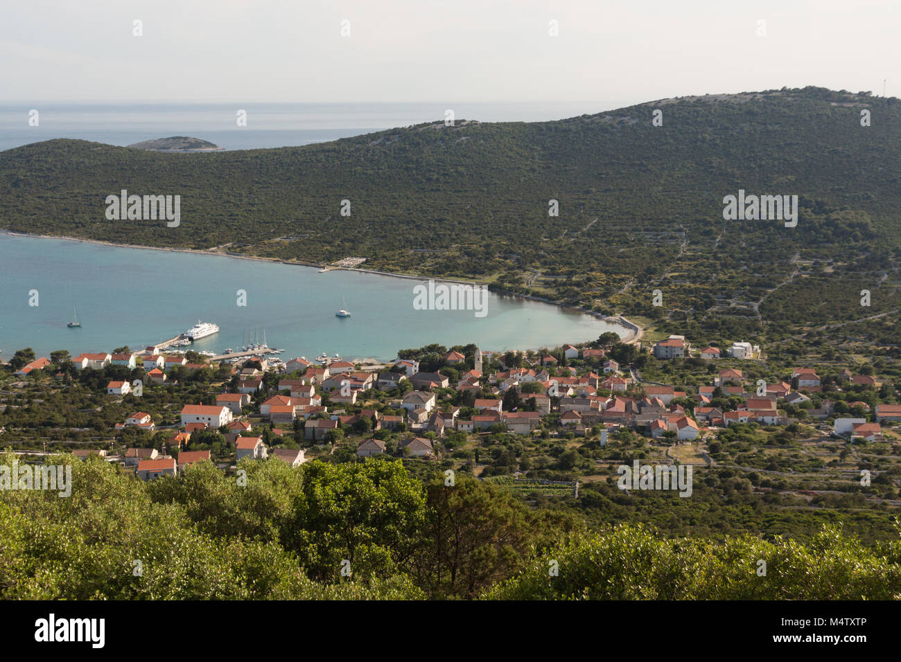 Vue sur Ville / Village IST IST sur la baie, l'île avec de l'eau turquoise et maisons blanches Banque D'Images