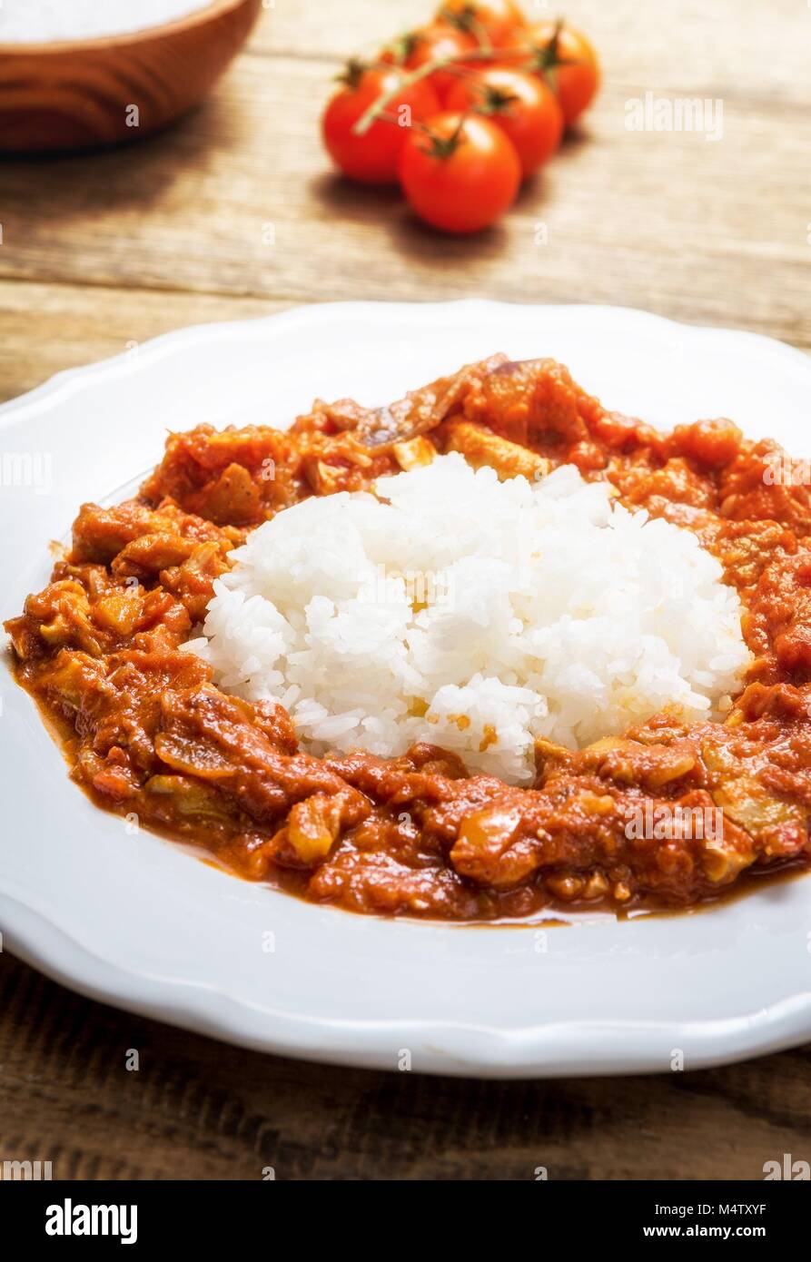 La cuisine indienne traditionnelle. Tikka masala épicé avec du riz sur la table en bois Banque D'Images