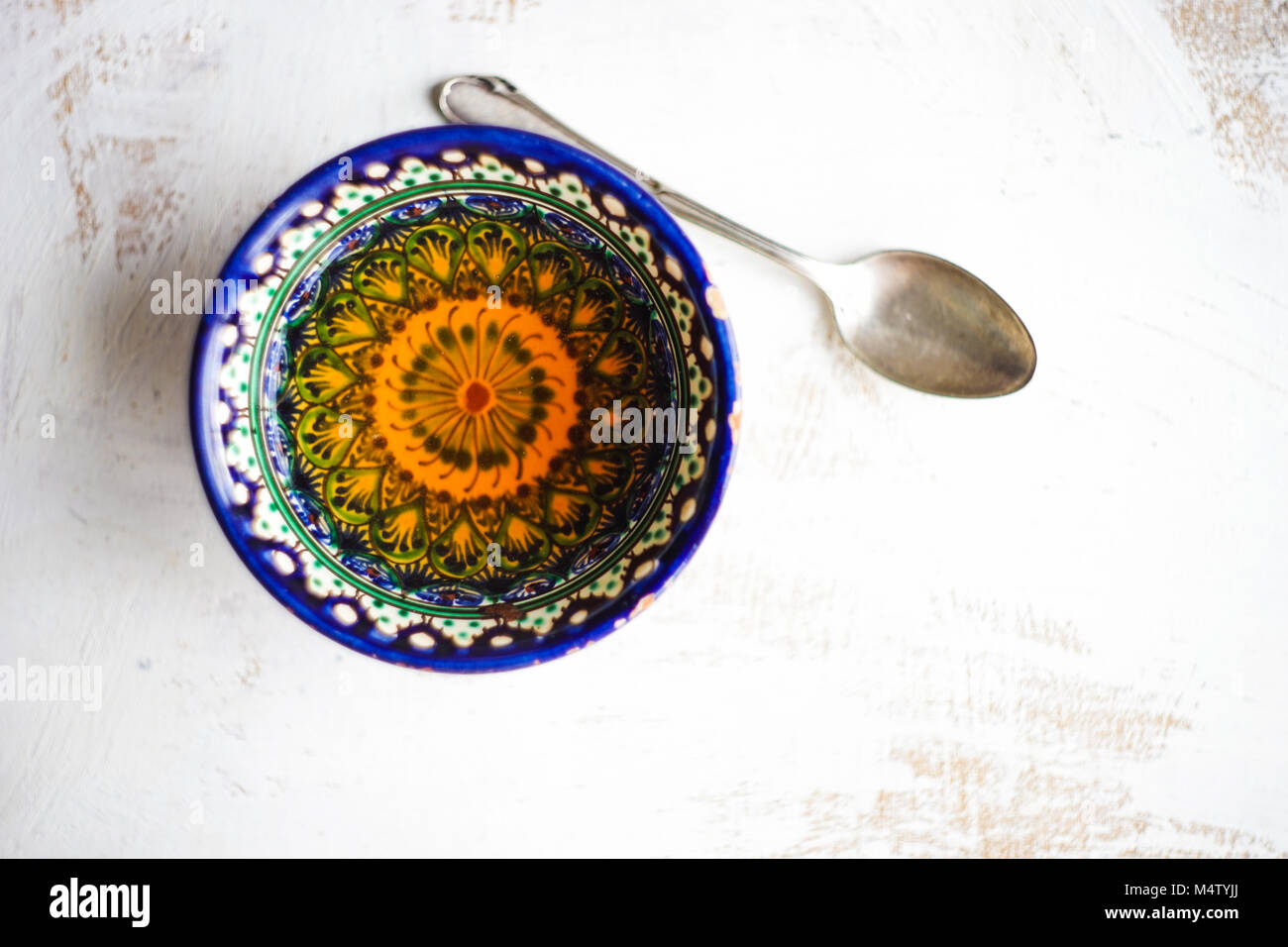 L'Ouzbékistan sur l'ornement traditionnel bol de thé comme un concept de thé Banque D'Images