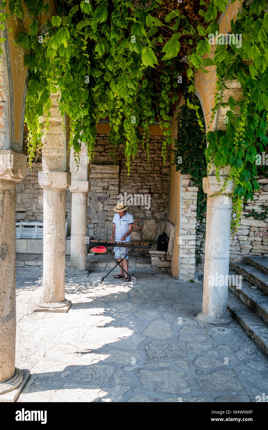 Balchik, Bulgarie, le 25 juin 2017 : un homme jouant du xylophone dans les jardins du palais de Balchik à Balchik, Bulgarie Banque D'Images