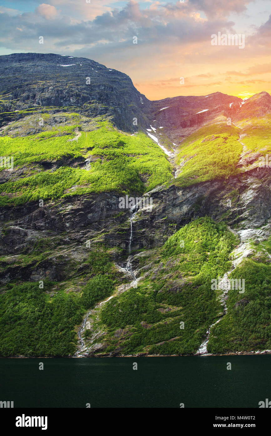 Du nord des Cascades fjords norvégiens. Banque D'Images