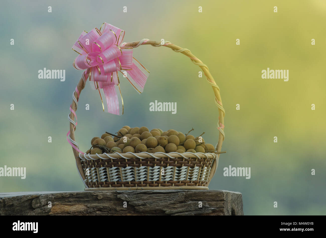 Longanes frais Fruits dans des paniers-cadeaux sur sol en bois Banque D'Images