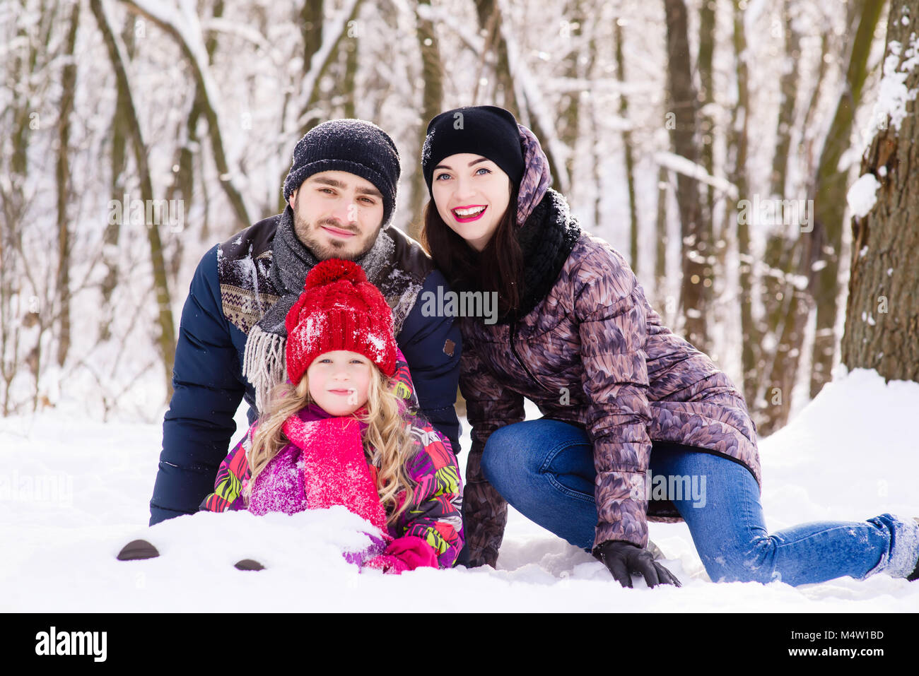 Portrait d'une famille heureuse de poser dans la forêt d'hiver Banque D'Images